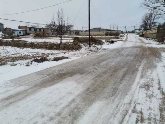 结冰道路怎么样下坡（结冰的上坡路怎么走）